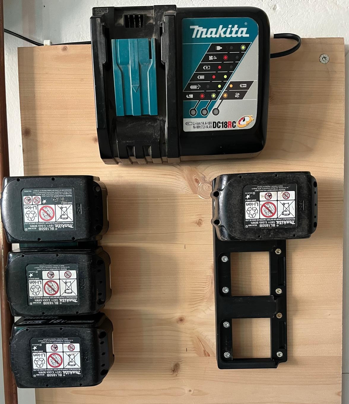MAKITA 18v LXT 3-Battery Wall Mount