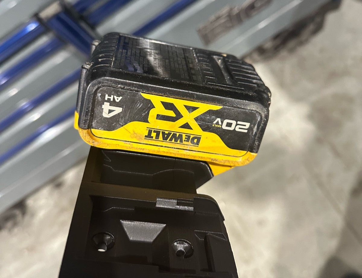DeWALT 18V 4-battery Holder / Wall Mount