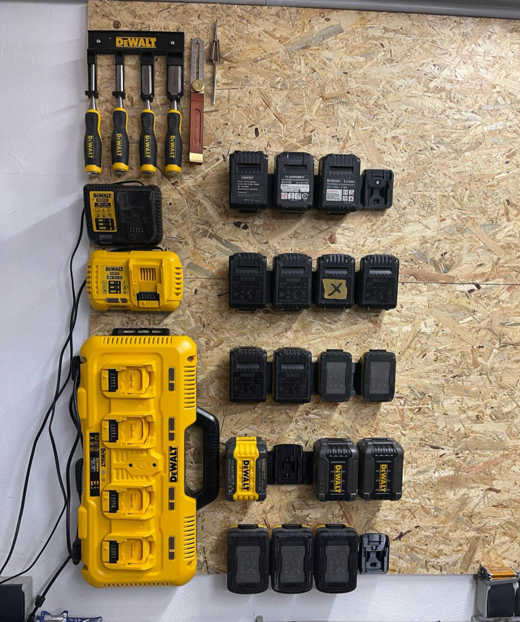 DeWALT 18V 4-battery Holder / Wall Mount