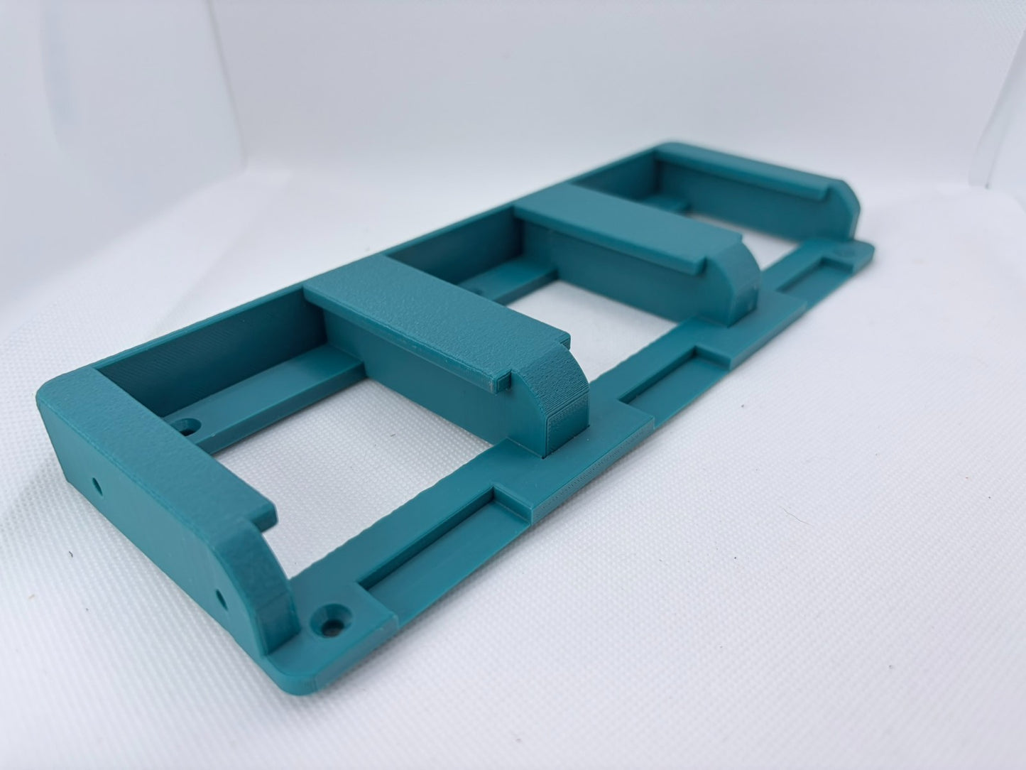 Makita 18V Battery Holder / Wall or Shelf Mount (non click-in)