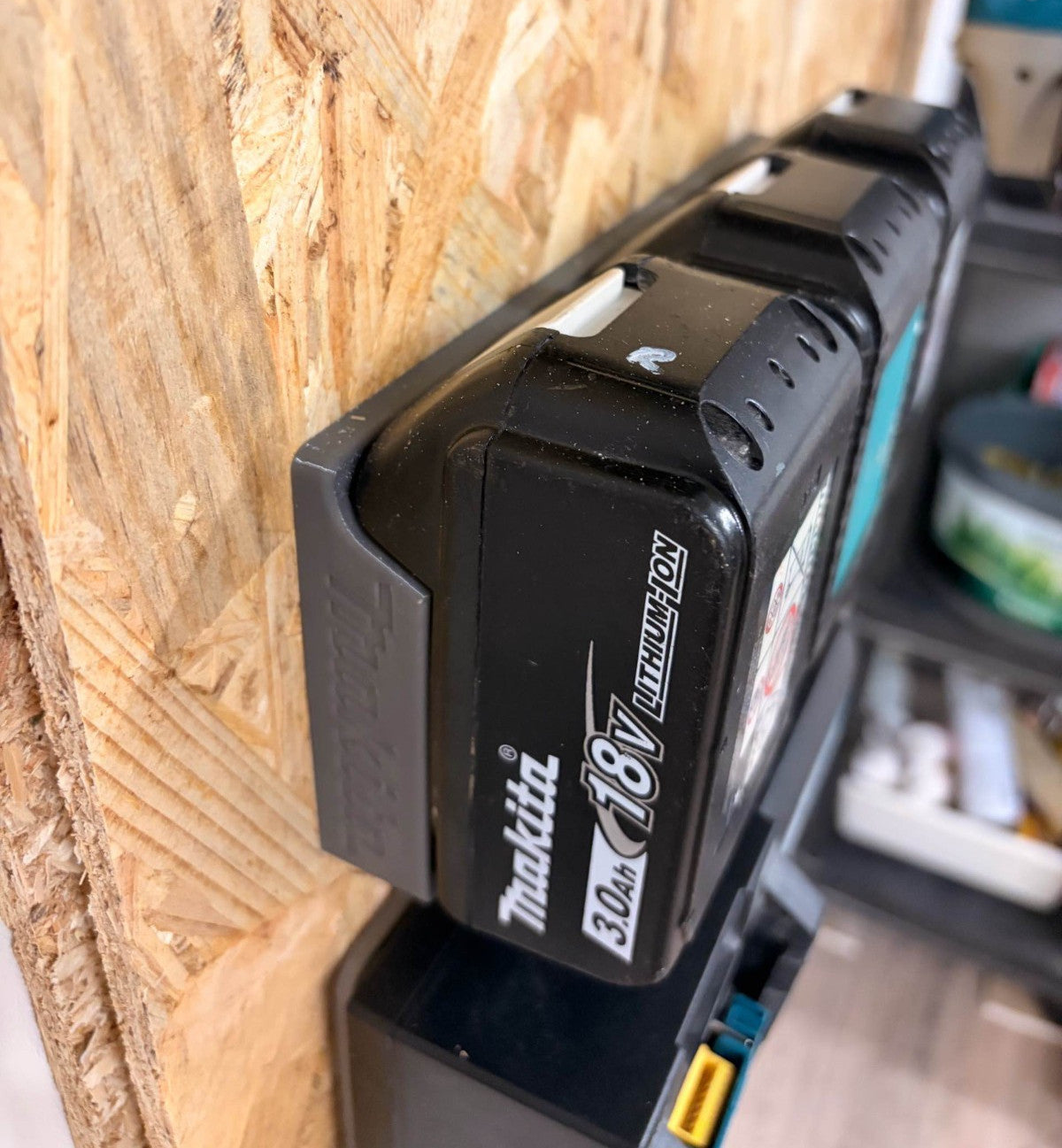 MAKITA 18v LXT 3-Battery Wall Mount