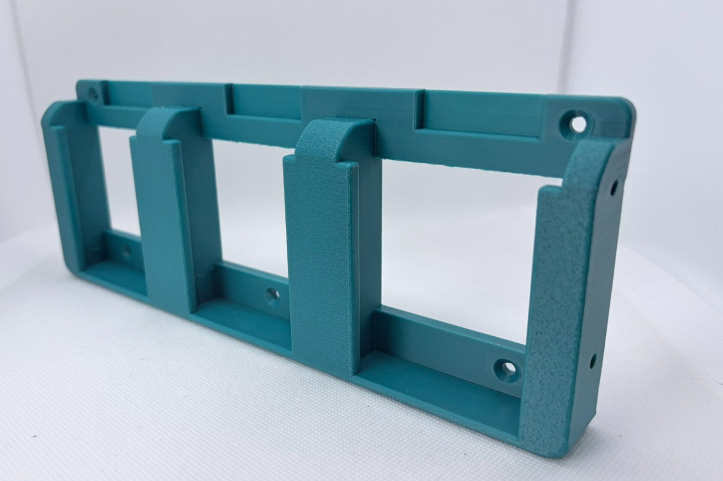 Makita 18V Battery Holder / Wall or Shelf Mount (non click-in)