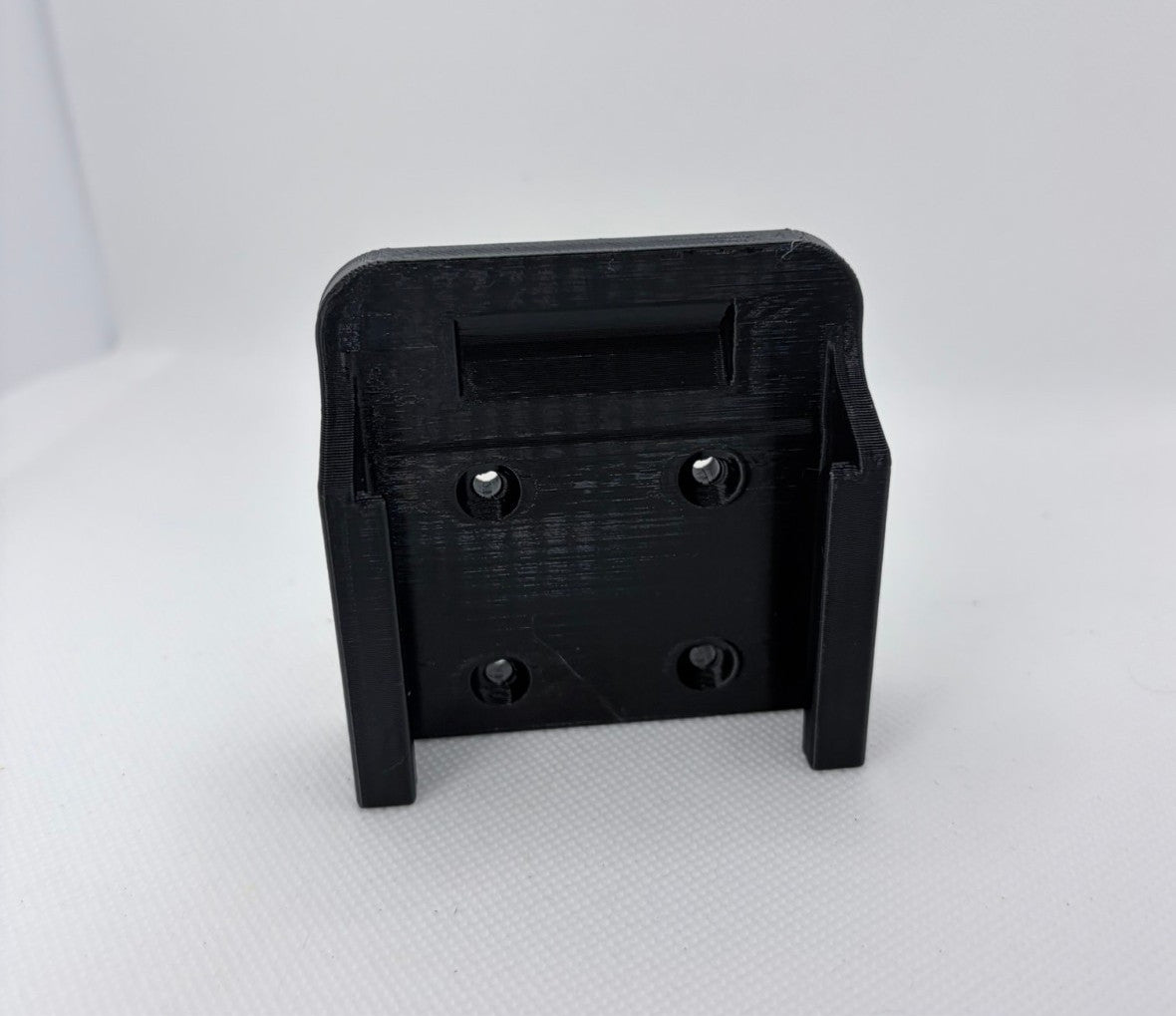 1/5 Pack Makita 18V Battery Wall Mount