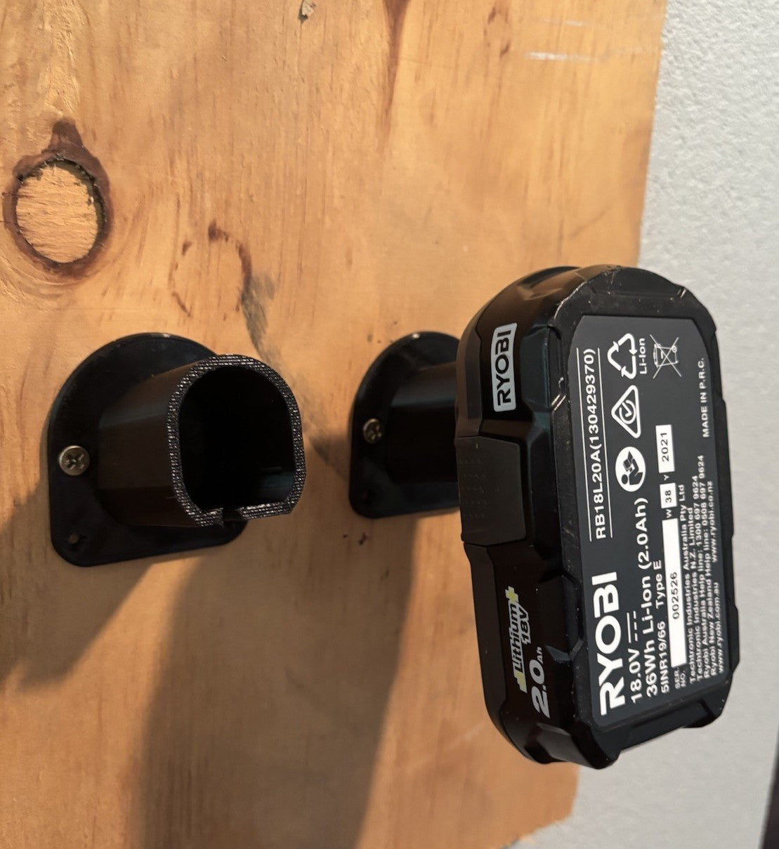 2x RYOBI 18V Battery Wall Mount