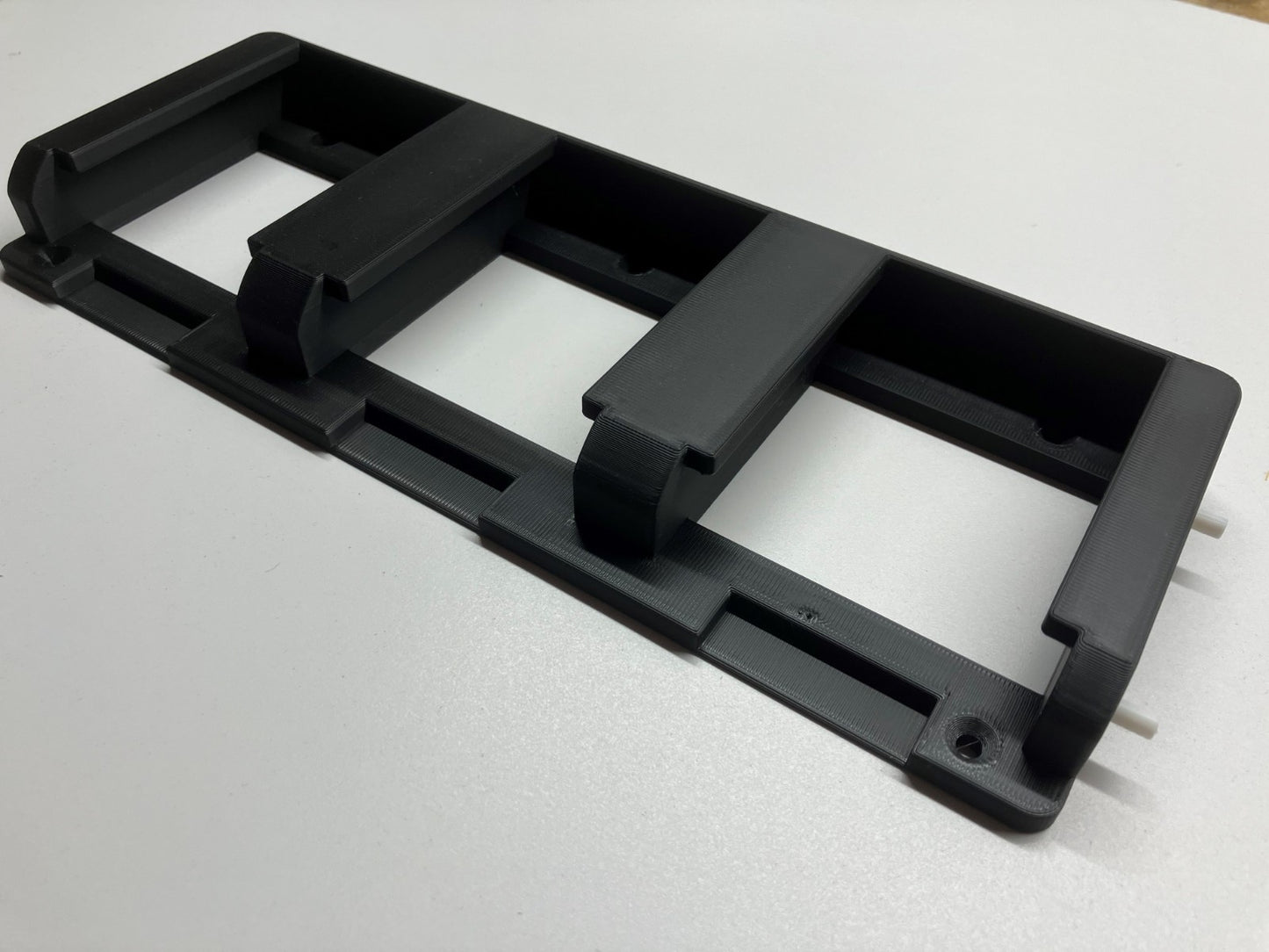 Makita 18V Battery Holder / Wall or Shelf Mount (non click-in)