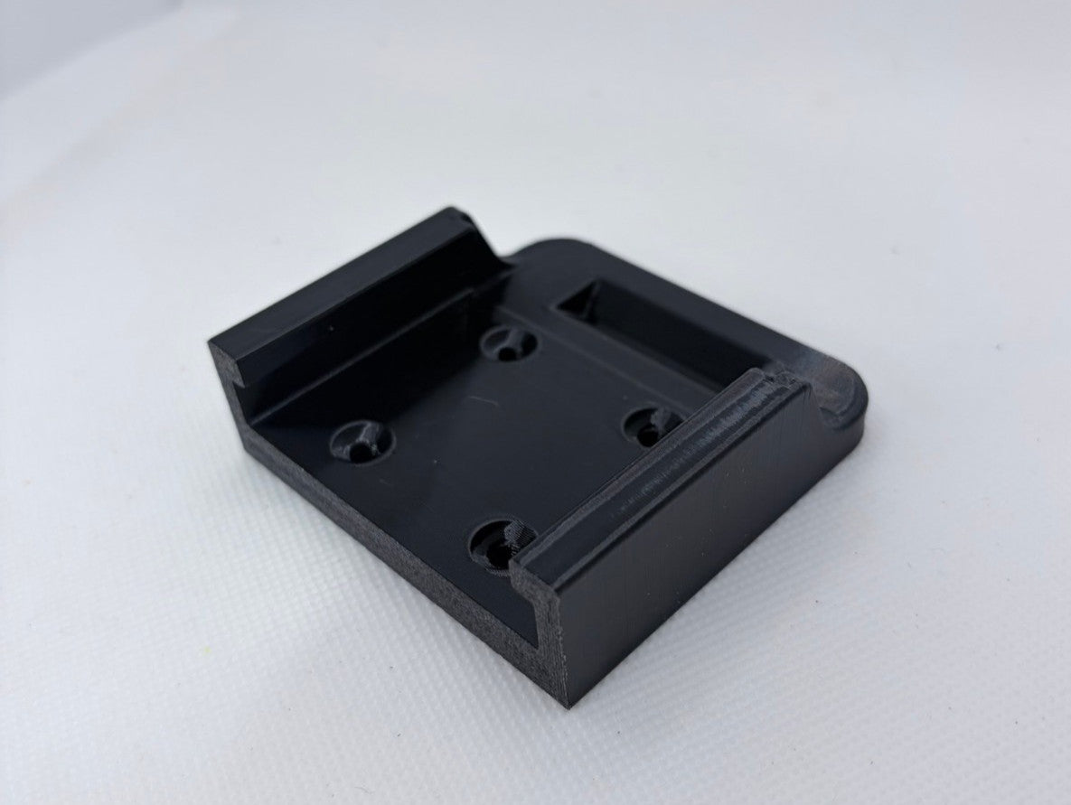 1/5 Pack Makita 18V Battery Wall Mount