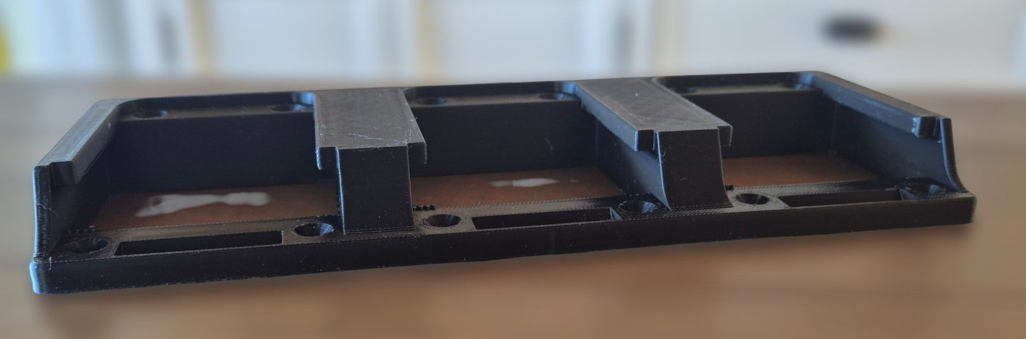 MAKITA 18v LXT 3-Battery Wall Mount