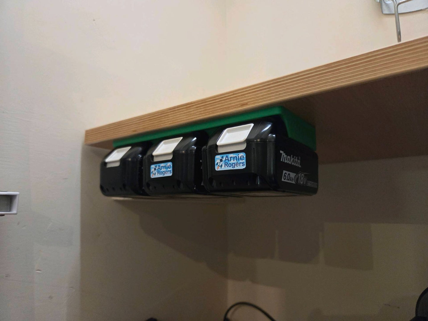 MAKITA 18v LXT 3-Battery Wall Mount