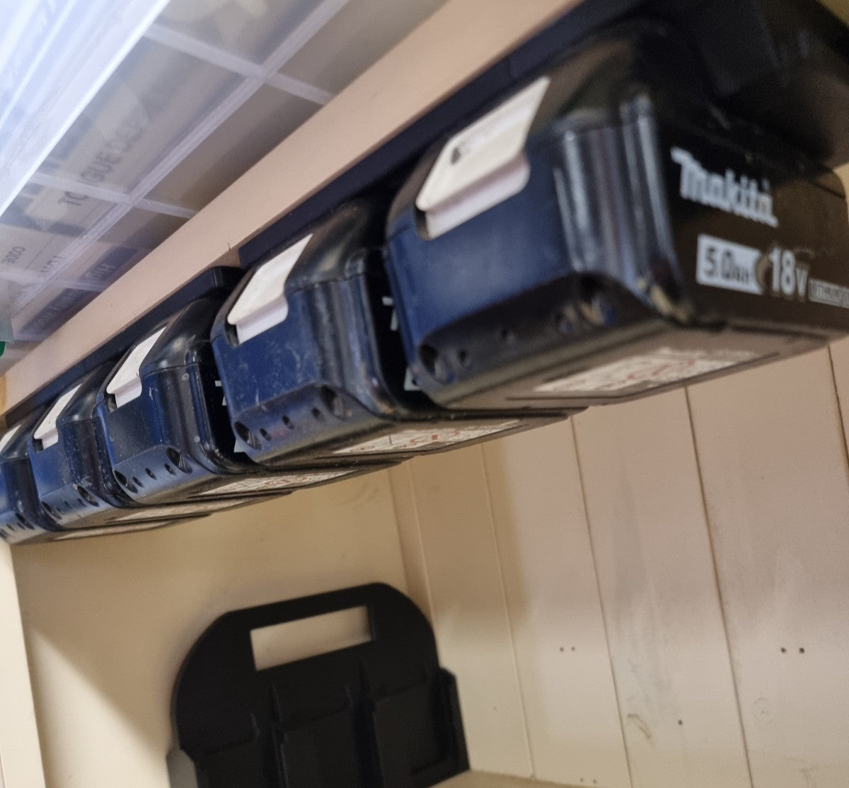 MAKITA 18v LXT 3-Battery Wall Mount